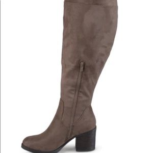 Journee Collection SANA WIDE CALF, Taupe